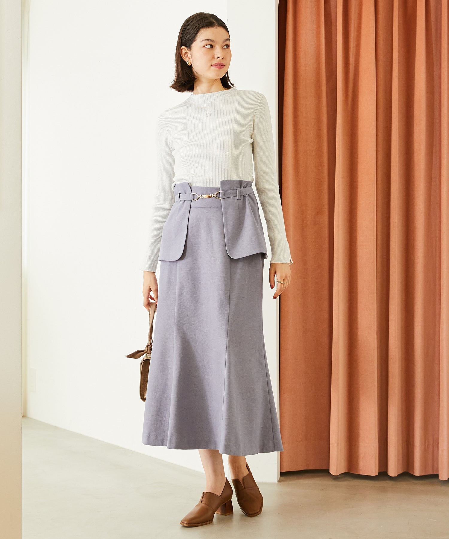 【WEB限定】ウッドヒール甲深パンプス/31311